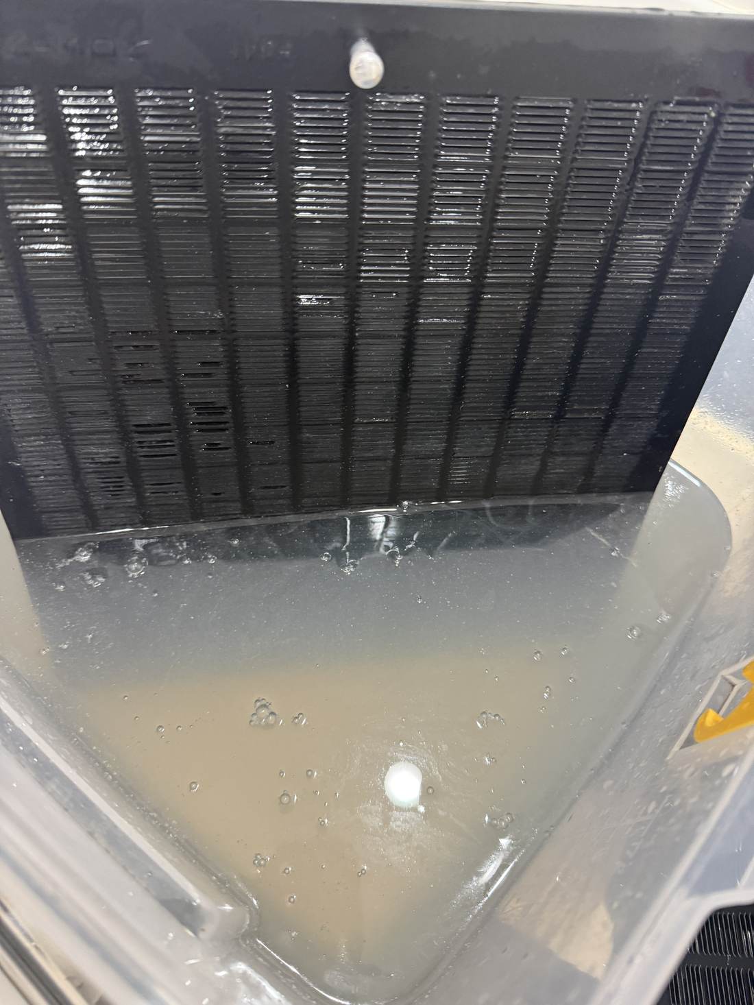 ヨゴレするん♪ キッチン換気扇部品の浸け置き洗浄例(洗浄中)